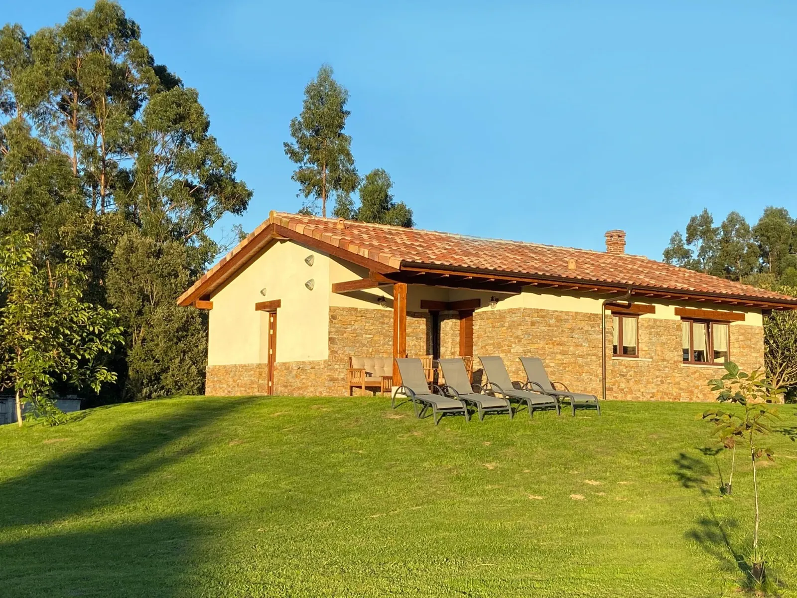 Casa Lisan, casa de aldea rodeada de finca en Ribadesella