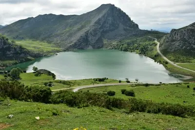 Lago en los Picos de Europa rodeado de montañas